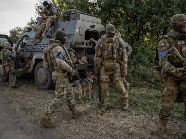 ukrainian servicemen stand near a military vehicle amid russia s attack on ukraine near the russian border in sumy region ukraine august 16 2024 photo reuters ukrainian servicemen stand near a military vehicle amid russia s attack on ukraine near the russian border in sumy region ukraine august 16 2024 photo reuters